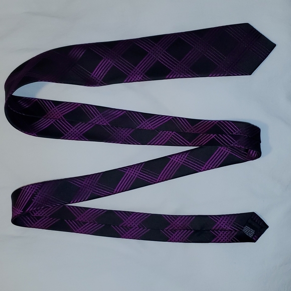 Men's black with purple pattern Van Heusen tie - Picture 1 of 4